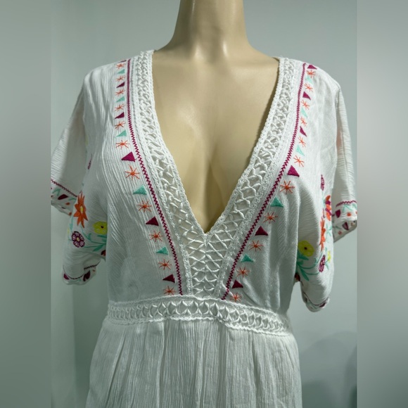 Francesca's Floral Embroidered White Short Sleeve Romper Size Large - Picture 2 of 6